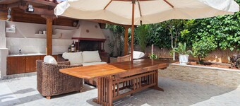 Deluxe 3 Bd House near Lagonisi w Garden