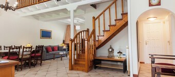 Deluxe 3 Bd House near Lagonisi w Garden