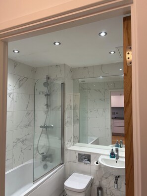 Hårtork, handdukar, tvål och toalettpapper