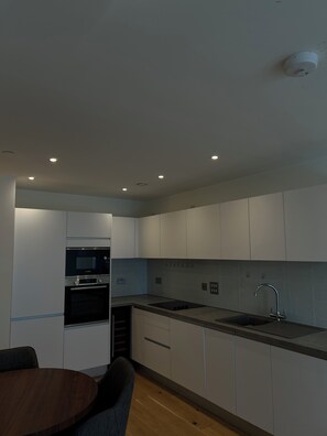 Mikrovågsugn, ugn, spishäll och diskmaskin