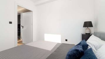 1 dormitorio, escritorio, tabla de planchar con plancha y wifi