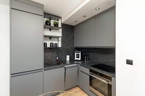 Frigorífico, microondas, horno y placa de cocina