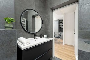 シャワー、ヘアドライヤー、タオル