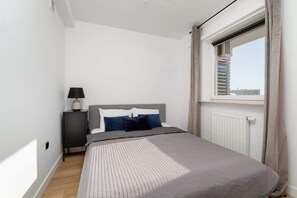 1 slaapkamer, een bureau, een strijkplank/strijkijzer, wifi