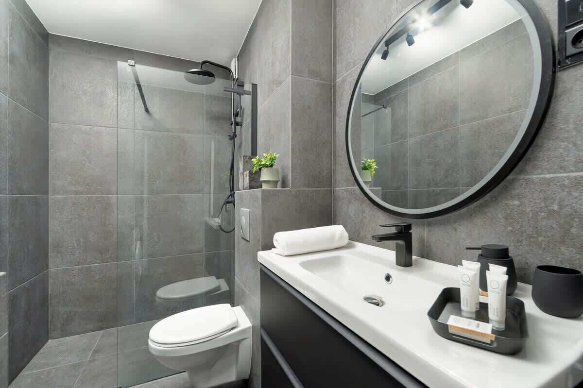 Shower, hair dryer, towels, shampoo