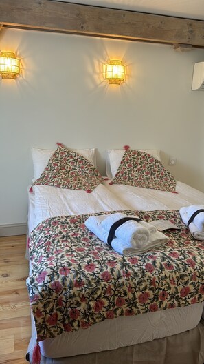 3 bedrooms, desk, iron/ironing board, travel crib