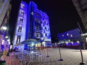 Fachada da propriedade à noite