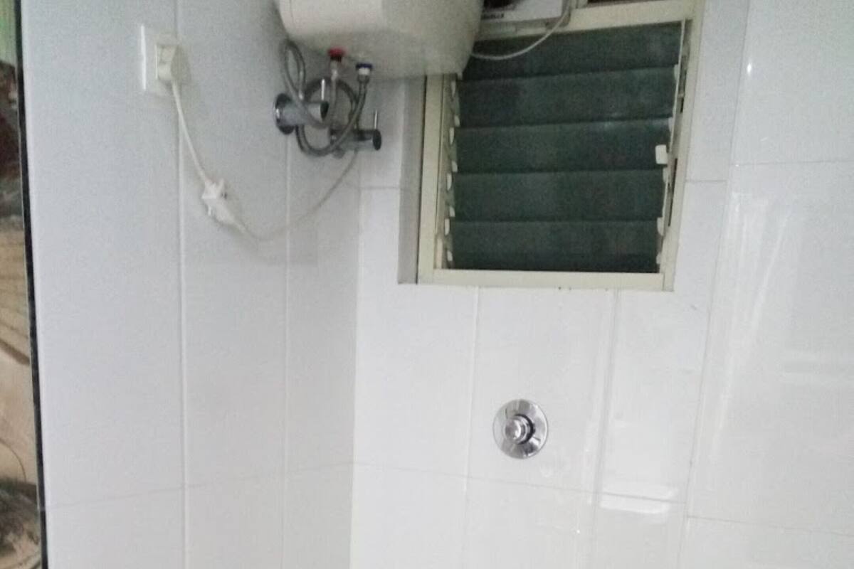 Ducha, cabezal de ducha tipo lluvia y toallas