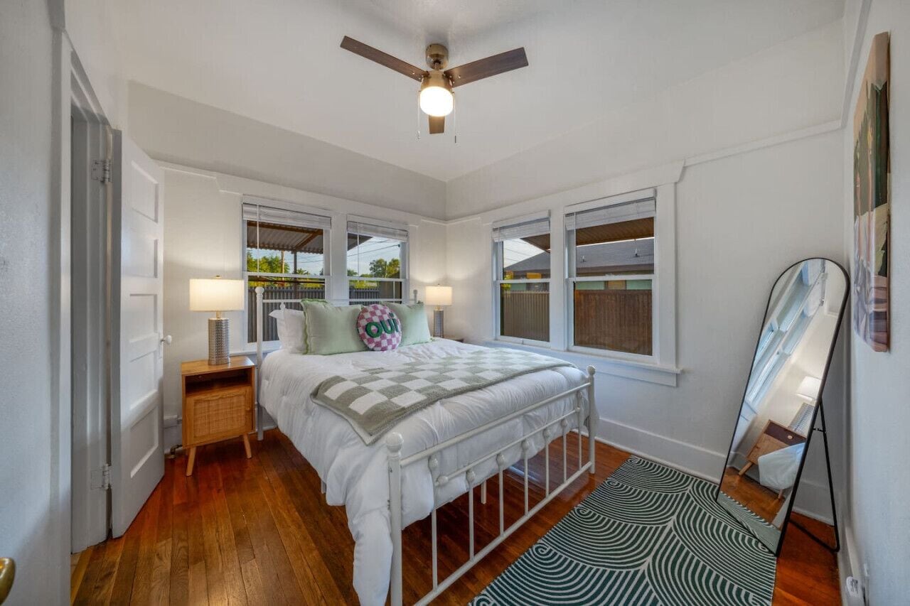 1 間睡房、書桌、熨斗/熨衫板、可攜式嬰兒床