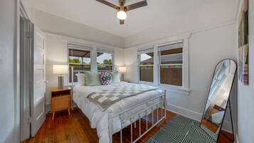 1 slaapkamer, een bureau, een strijkplank/strijkijzer, reisbedje