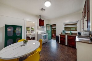 Køleskab, mikrobølgeovn, ovn, kogeplade