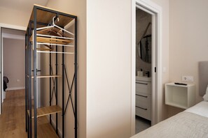 4 bedrooms, desk, iron/ironing board, free WiFi