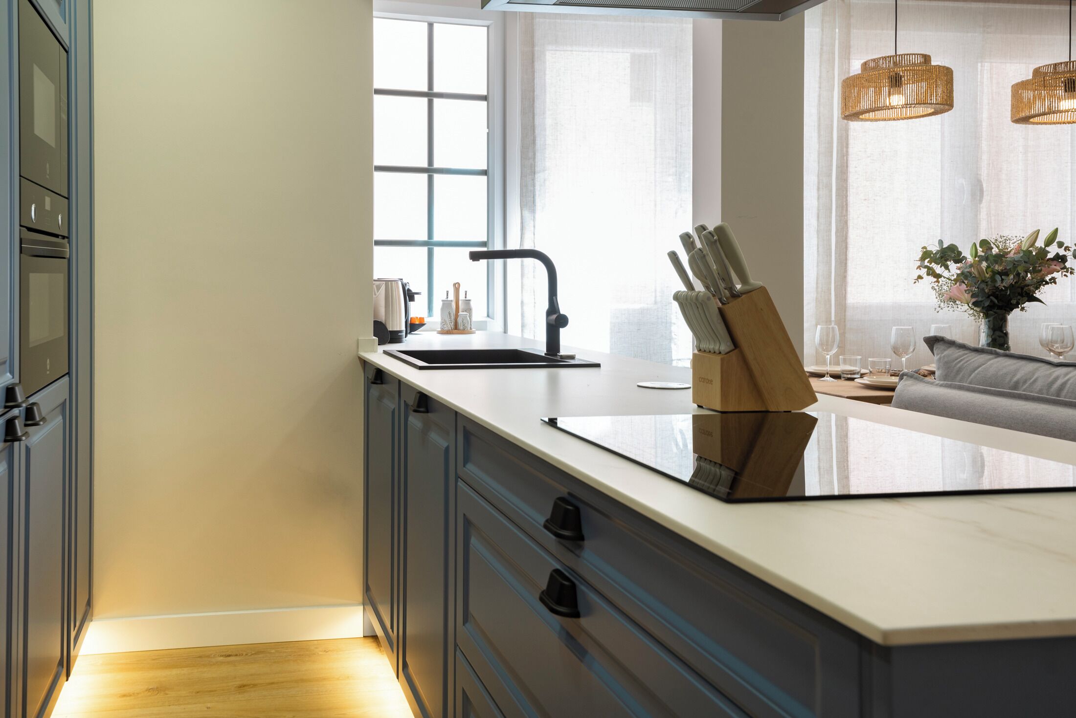 冷蔵庫、電子レンジ、オーブン、コンロ