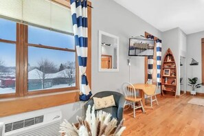 Een smart-tv en boeken