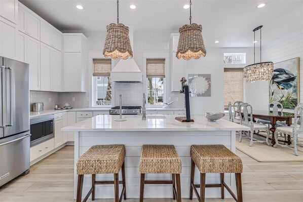 Jääkaappi, mikroaaltouuni, uuni, liesi