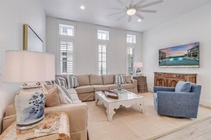 Smart TV, DVD player, livros, videoteca