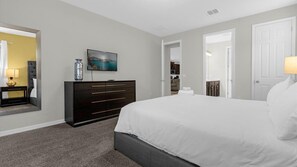 7 habitaciones, escritorio y tabla de planchar con plancha 