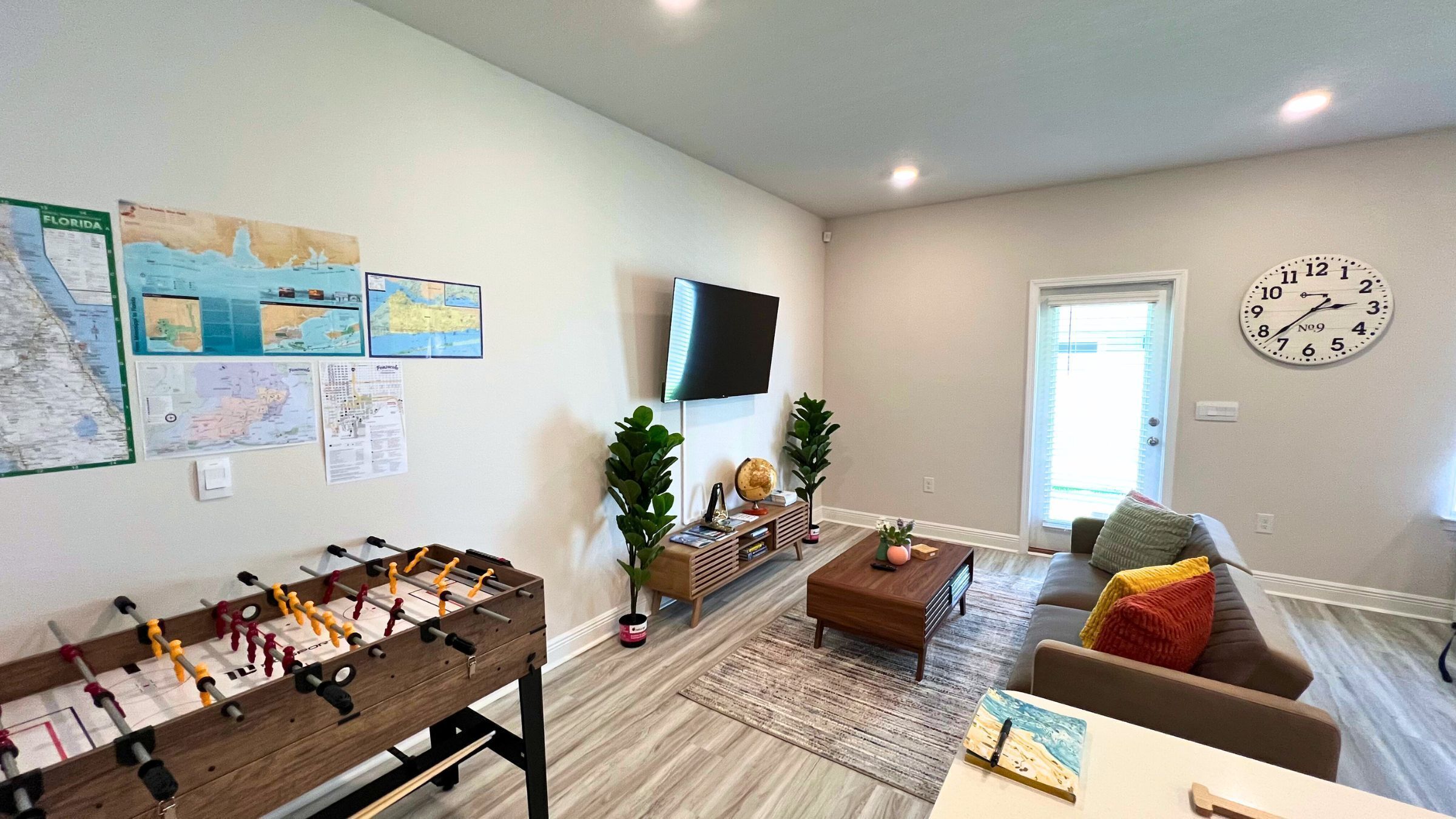 TV connectée, baby-foot, livres