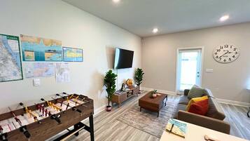 TV connectée, baby-foot, livres