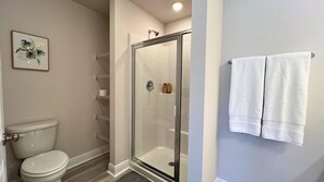 Dusche, Haartrockner, Handtücher, Seife