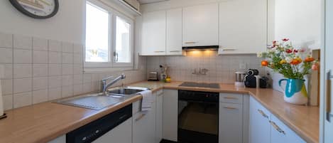 Fridge, oven, dishwasher, coffee/tea maker