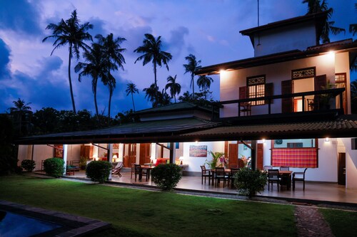 South Point Surf House - Whole Villa 5 Bedrooms (Sleeps 14) 