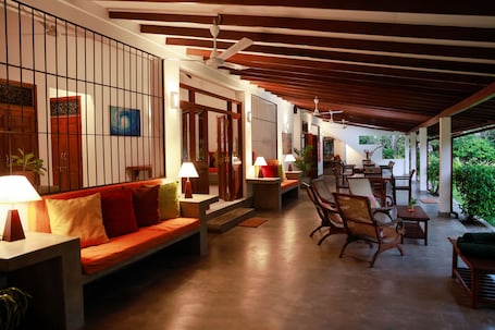 Deluxe Villa, Garden View | Living area