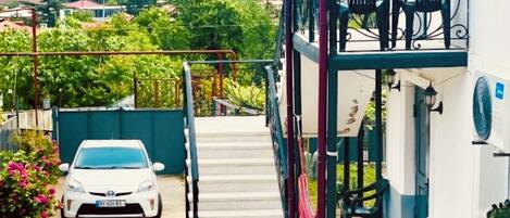 Vista frontal de la propiedad