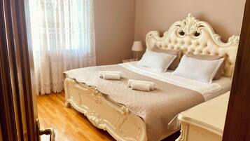 Kahden hengen huone, näköala pihalle | Työpöytä, kannettavalle tietokoneelle sopiva työtila, äänieristys