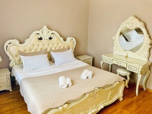 Habitación doble, vistas al patio | Escritorio y espacio para trabajar con un portátil