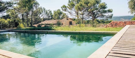 Utomhuspool och uppvärmd pool