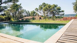 Una piscina al aire libre, una piscina climatizada