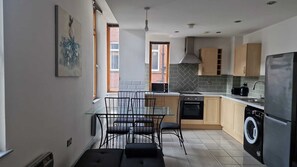 Microwave, oven, stovetop, electric kettle - Spacious central acccommodation in the Heart Of Manchester City Centre. (Manchester)