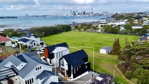 Exterior - Scenic City Views close to Auckland CBD! (Auckland)