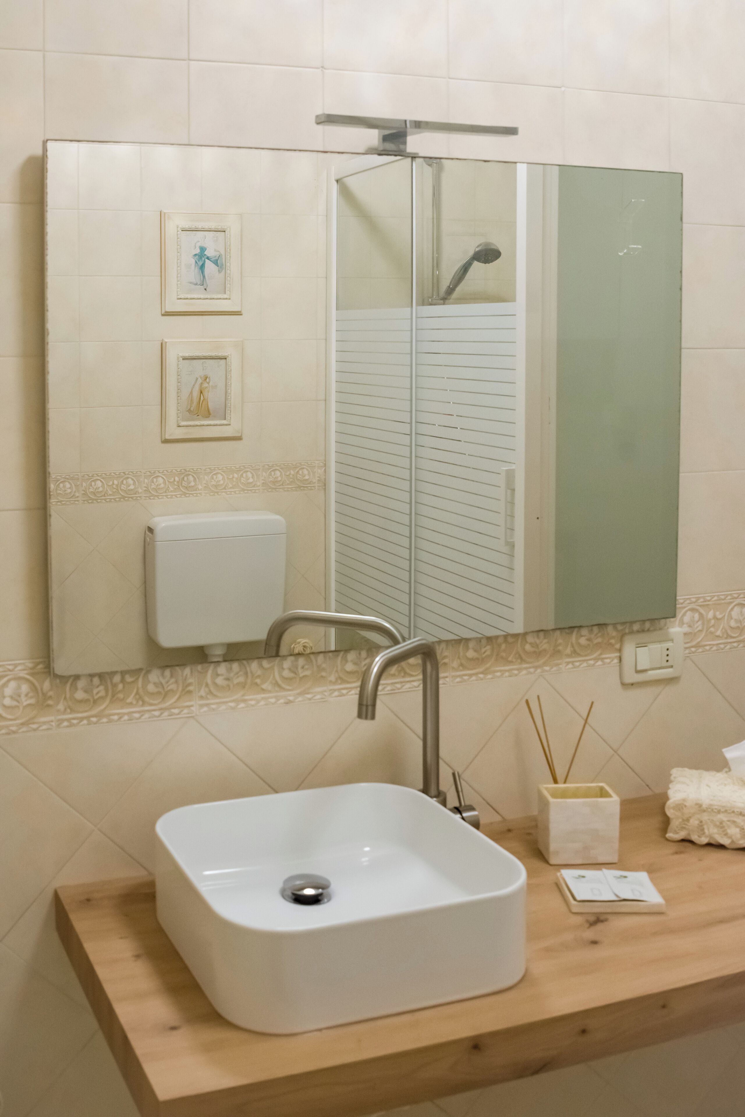 Kostenlose Toilettenartikel, Haartrockner, Handtücher, Toilettenpapier