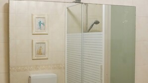 A bathroom with a white sink, a mirror, and a toilet. - Collio Suite (Cormons)