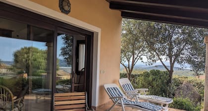 Casa Singola Immersa nel Verde con Vista Mare