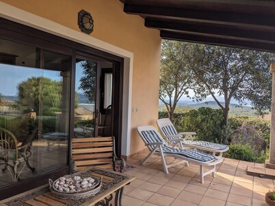 Casa Singola Immersa nel Verde con Vista Mare