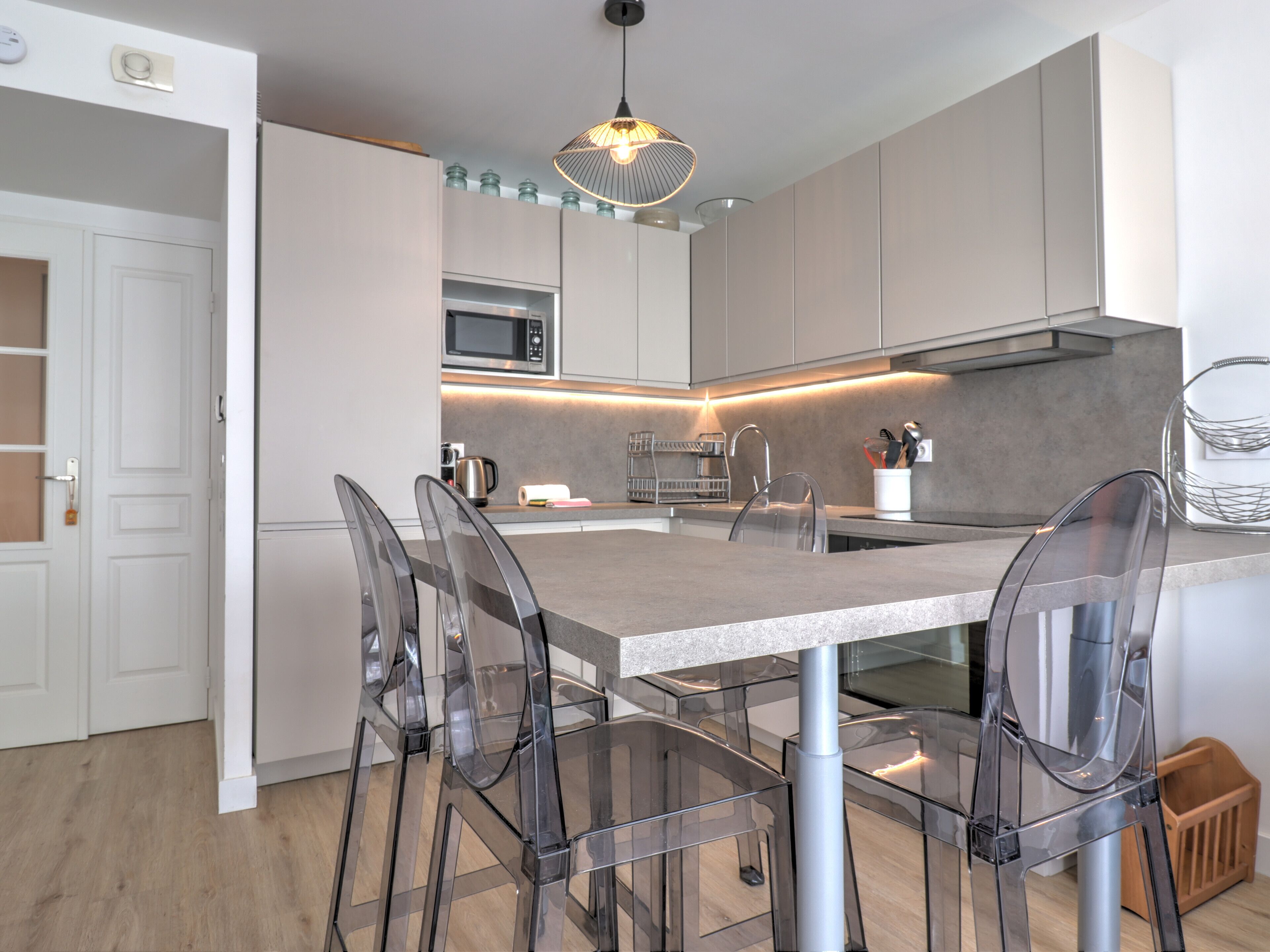 Réfrigérateur, lave-vaisselle, cafetière/bouilloire