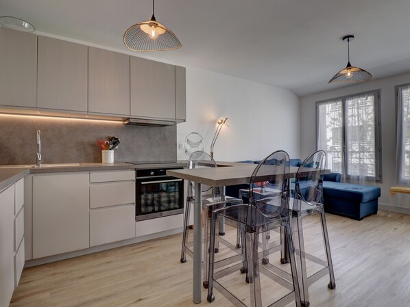 Fridge, dishwasher, coffee/tea maker