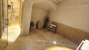 Ariarathes Cave Suite | Bathroom | Shower, rainfall showerhead, free toiletries, hair dryer