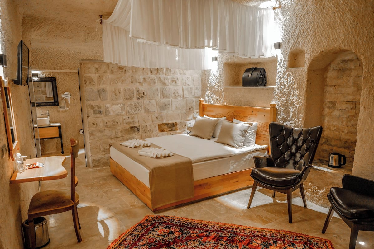 Nesha Cave Suite | Literie de qualité supérieure, matelas mémoire de forme, minibar