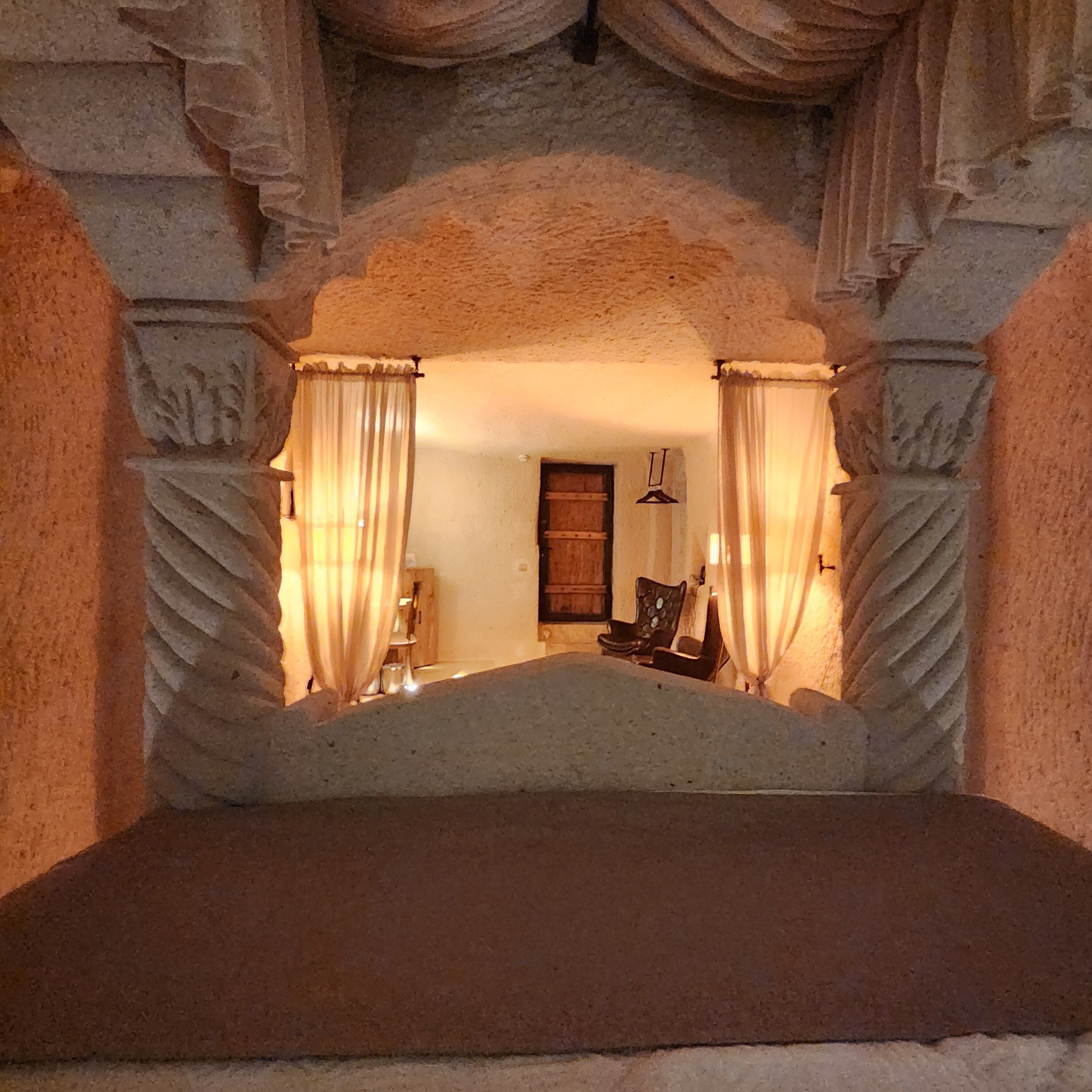 Tyna Cave Room | Ylelliset vuodevaatteet, memory foam -patjalliset sängyt, minibaari