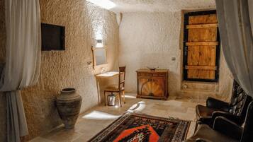 Tyna Cave Room | Ropa de cama de alta calidad, camas con efecto memoria y minibar