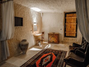 Ropa de cama de alta calidad, colchones con efecto memoria y minibar 