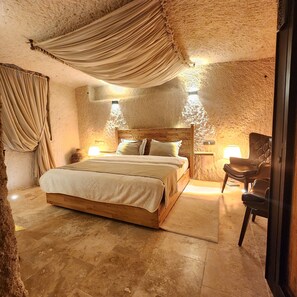 Ropa de cama de alta calidad, colchones con efecto memoria y minibar 