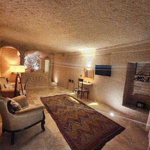 Ariarathes Cave Suite | Sengetøy av topp kvalitet, memory foam-senger, minibar og safe på rommet