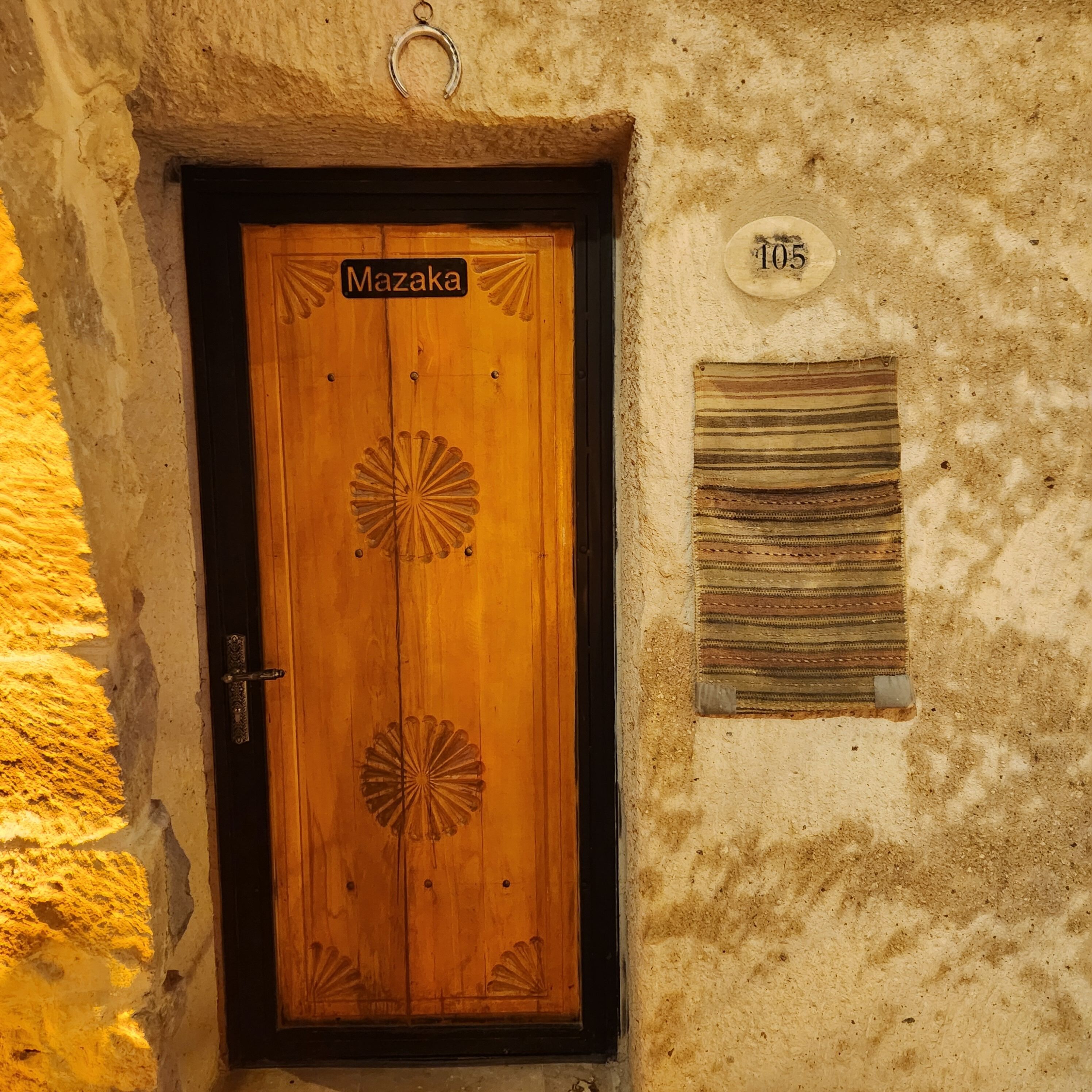 Mazaka Cave Room | Ylelliset vuodevaatteet, memory foam -patjalliset sängyt, minibaari