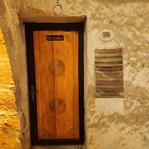 Ropa de cama de alta calidad, colchones con efecto memoria y minibar 