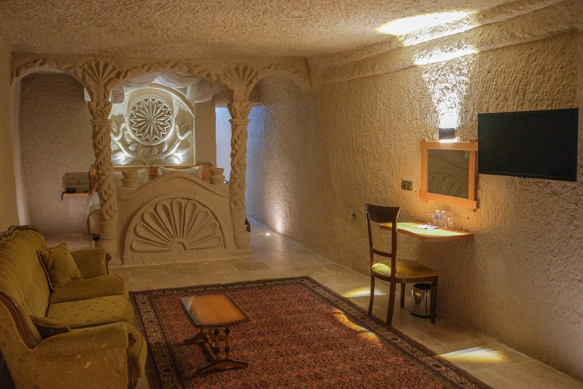 Ariarathes Cave Suite | Sängtillbehör av högsta kvalitet, memory foam-madrasser och minibar